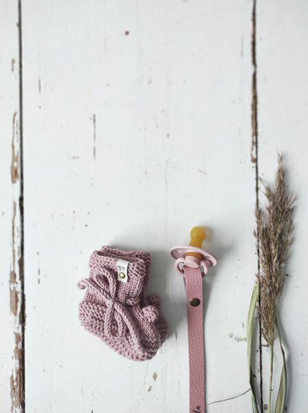 Adītas zeķītes ar bumbulīti - maigi ROZĀ