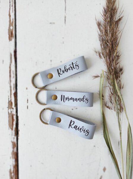 Atslēgu piekariņš - gaiši PELĒKS