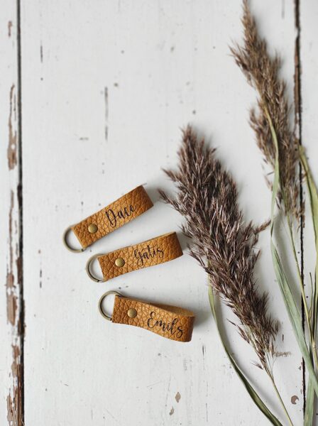 Atslēgu piekariņš - tumša SINEPE